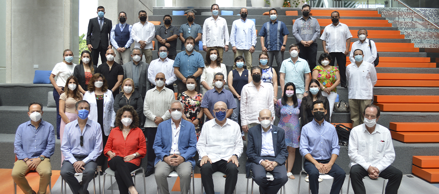 Anáhuac Mayab reúne a líderes de odontología